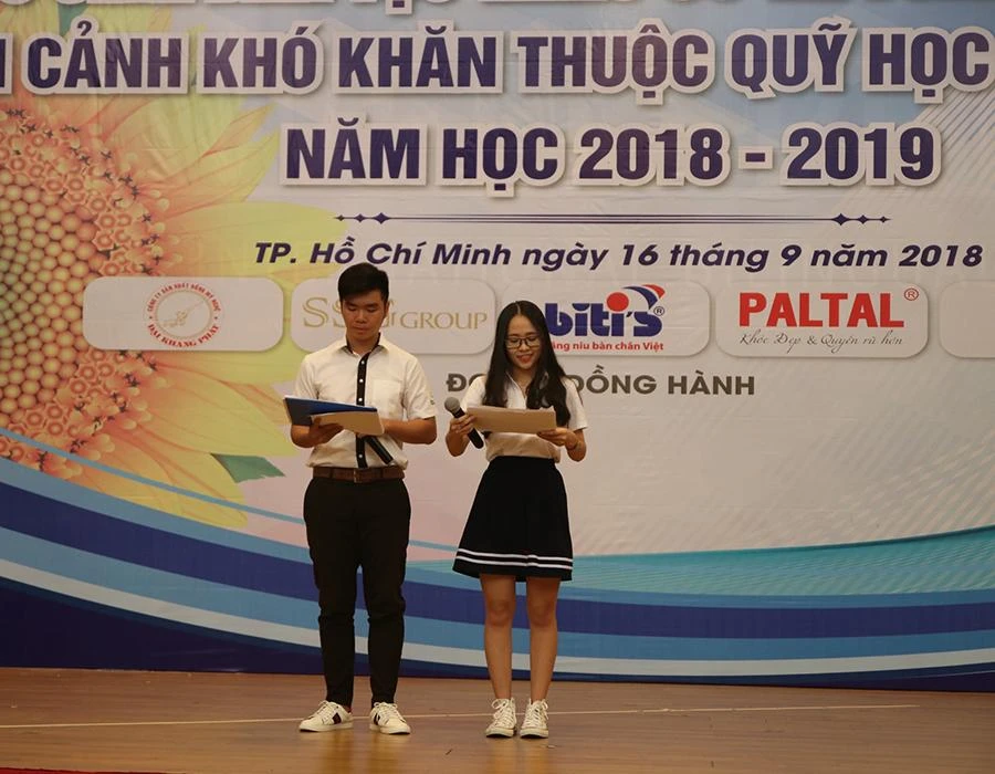 Em Phan Thị Thu Quyền làm MC tại một chương trình của Quỹ học bổng Vừ A Dính. Ảnh: NGUYỄN THẮM