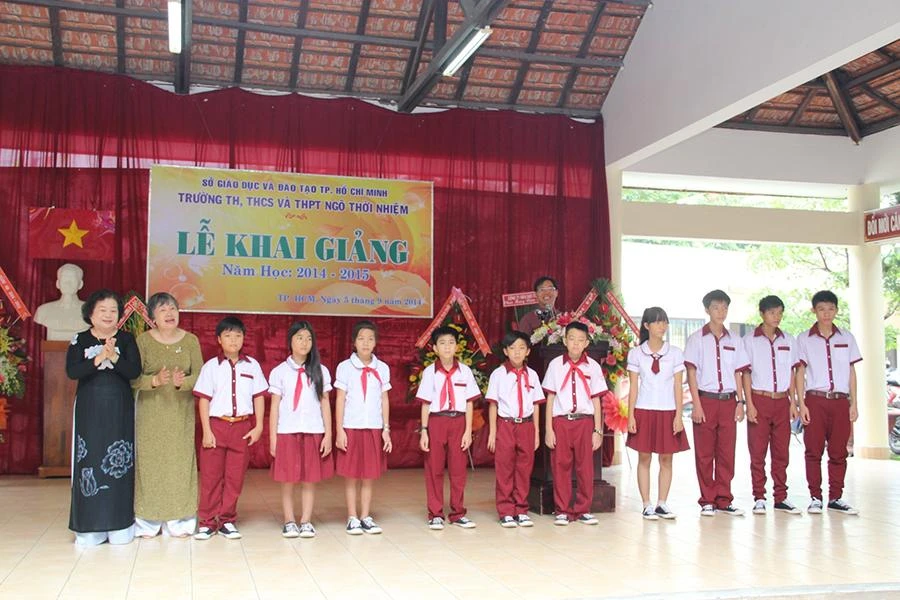Trường THCS-THPT Ngô Thời Nhiệm (TP.HCM) tiếp nhận 10 học sinh thuộc dự án “Ươm mầm tương lai” trong lễ khai giảng năm học 2014-2015. Ảnh: NVCC