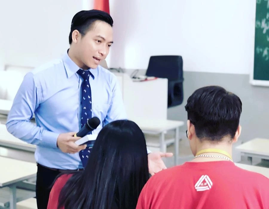 Hoàng Hải đang trong giờ giảng tại Trường ĐH Luật TP.HCM. Ảnh: NVCC