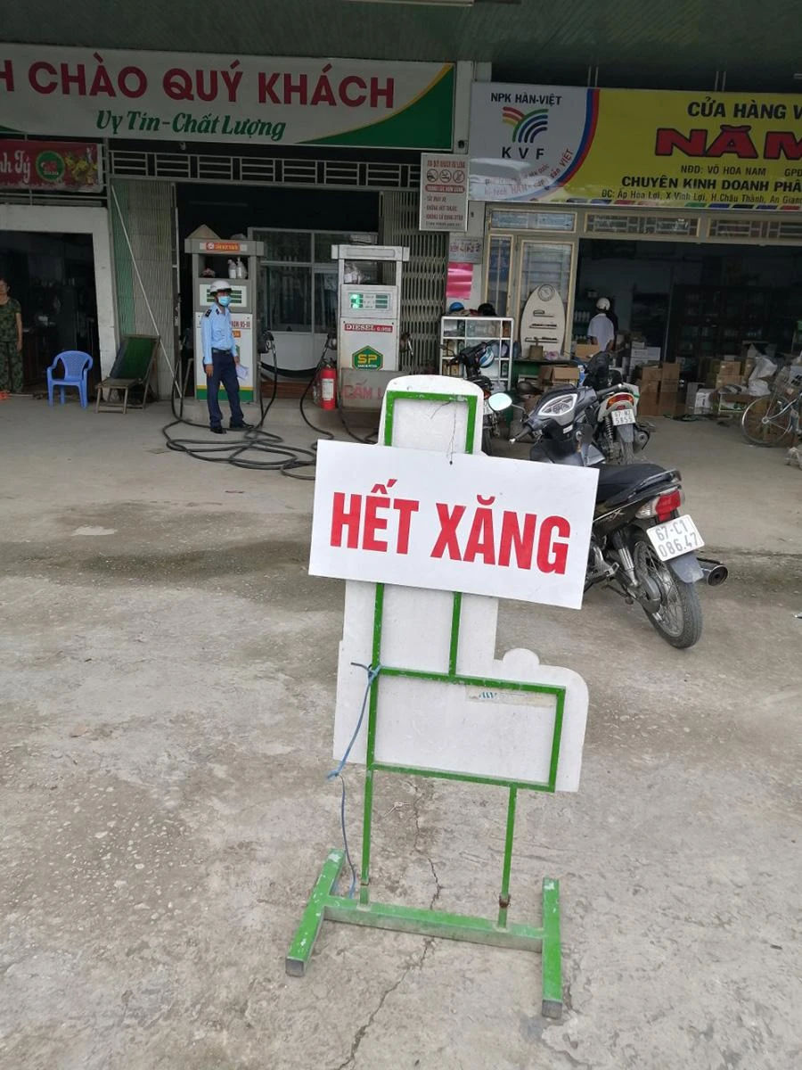 Một cây xăng trên địa bàn tỉnh An Giang thông báo hết xăng trong ngày 29-8. Ảnh: NH