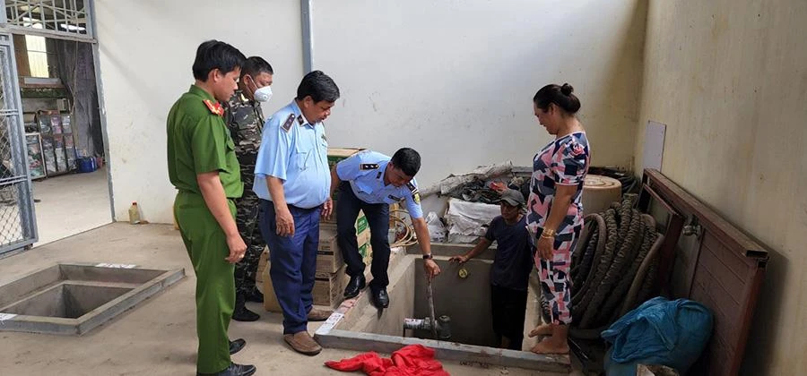 Lực lượng chức năng tỉnh An Giang kiểm tra thực tế bồn chứa xăng dầu tại một cửa hàng. Ảnh: NH