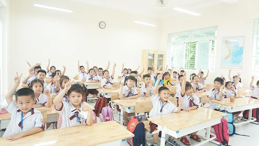 Học sinh Trường Tiểu học Lương Thế Vinh, quận Bình Tân, TP.HCM phấn khởi khi được học trong ngôi trường mới. Ảnh: N.QUYÊN