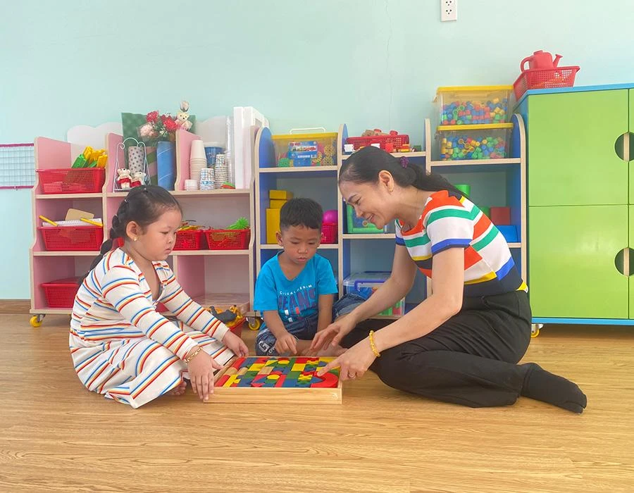 Cô trò Trường Mầm non 1 Tháng 4 thích thú khi được học trong ngôi trường khang trang, sạch đẹp.Ảnh: N.QUYÊN