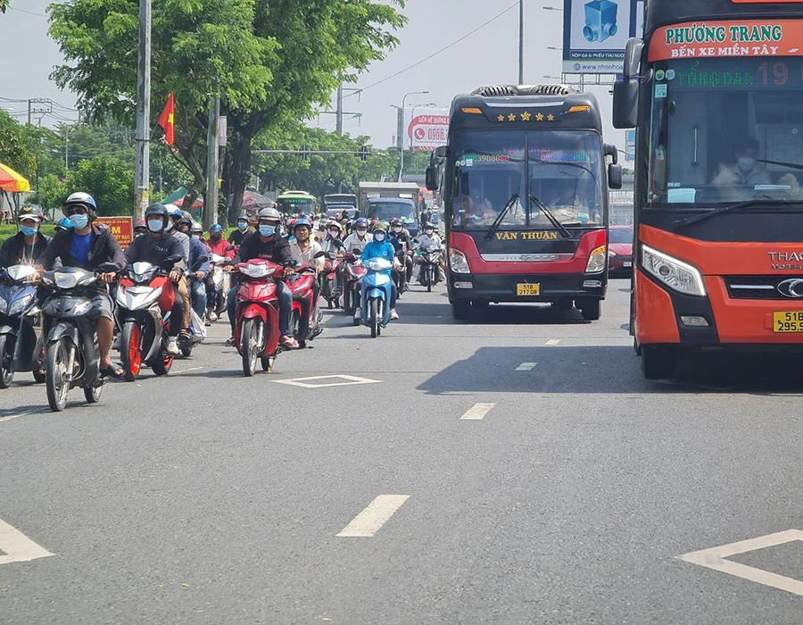 Cửa ngõ phía tây TP dù đông xe nhưng không xảy ra tình trạng ùn ứ. Ảnh: NGUYỄN CHÂU