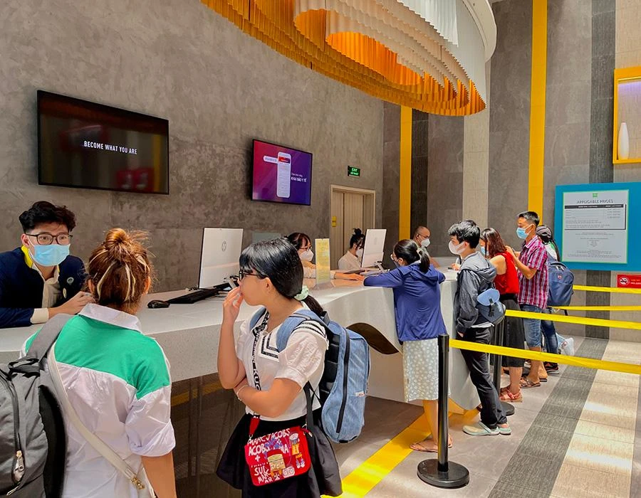 Khách du lịch check-in tại một khách sạn ở TP Vũng Tàu. Tại đây, khách sạn chỉ lấy CMND/CCCD của khách để làm thủ tục và trả lại ngay cho khách. Ảnh: NGUYỆT NHI