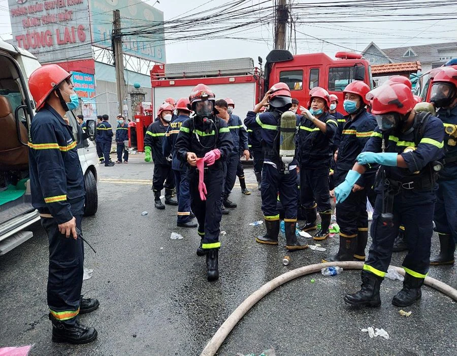 Cảnh sát vẫn đang phong tỏa hiện trường, chữa cháy, tìm kiếm người mất tích vào chiều 7-9.