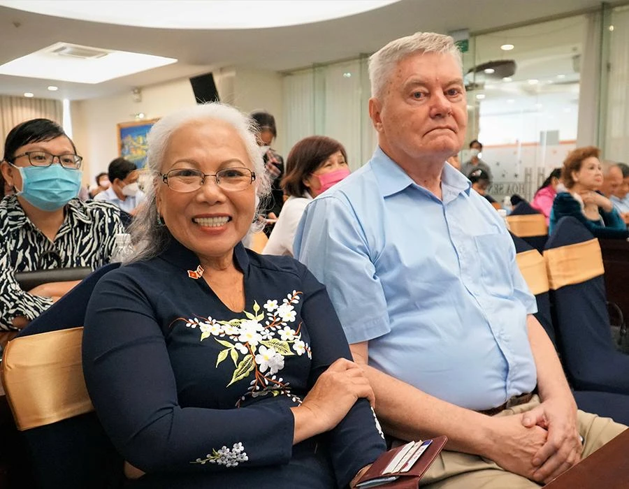 Vợ chồng bà Đinh Kim Nguyệt tại hội nghị gặp gỡ kiều bào hồi hương vào sáng 7-9. Ảnh: BẢO PHƯƠNG