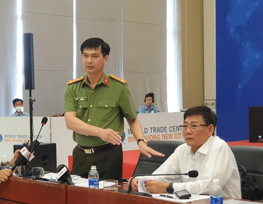 Đại tá Trịnh Ngọc Quyên, Giám đốc Công an tỉnh Bình Dương, trả lời tại buổi họp báo. Ảnh: NGUYỄN TÂN