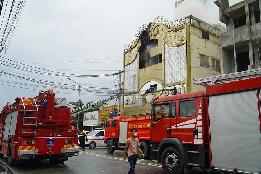 Hiện trường vụ cháy quán karaoke ở Bình Dương. Ảnh: HUỲNH THƠ