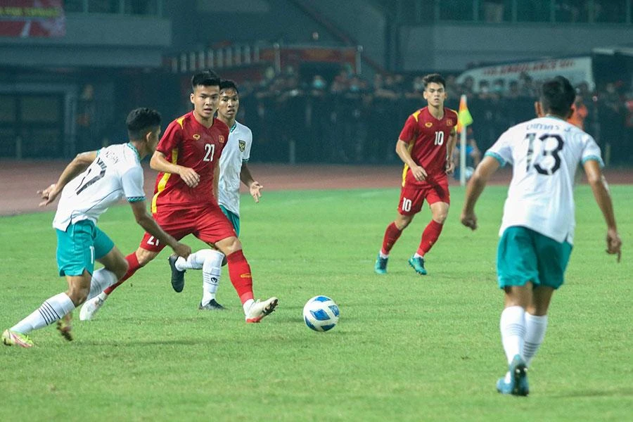 U-20 Việt Nam hồi tháng 7 cầm hòa không bàn thắng với chủ nhà Indonesia để giành quyền vào bán kết sân chơi Đông Nam Á. Ảnh: VFF