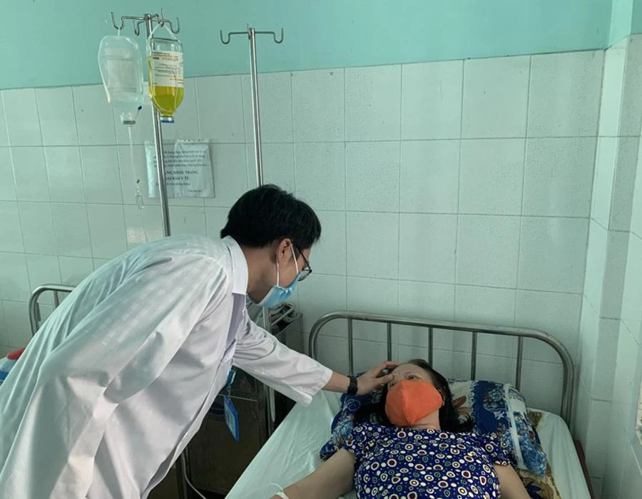 Bác sĩ khám chữa bệnh tại Trạm y tế phường Tân Quý, quận Tân Phú, TP.HCM. Ảnh: HOÀNG LAN