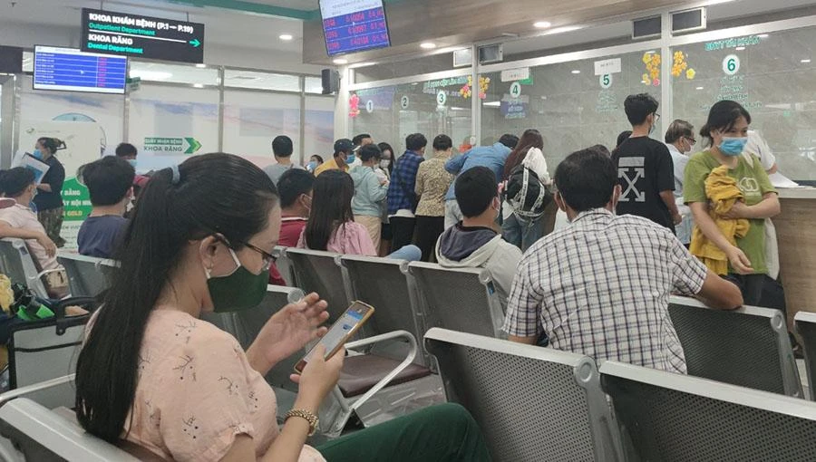 Người dân đến đăng ký khám bệnh tại BV Quân y 175, TP.HCM. Ảnh: NGUYỄN HIỀN