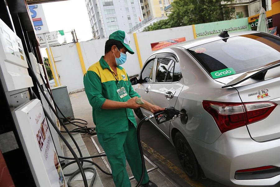 Cơ quan chức năng cần tính toán lại các mức chi phí trong cơ cấu tính giá cả cơ sở mặt hàng xăng dầu để gỡ khó cho doanh nghiệp. Ảnh: NGUYỆT NHI