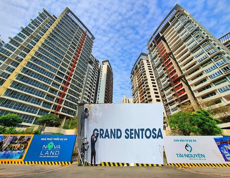 Hai dự án lớn vừa được hồi sinh tại TP.HCM là Grand Sentosa và IFC One Saigon (mặt tiền hình vảy rồng). Ảnh: Q.HUY - NGUYỆT NHI