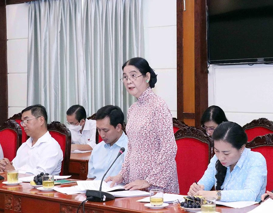 Luật sư Trương Thị Hòa, Đoàn Luật sư TP.HCM, phát biểu góp ý dự thảo luật. Ảnh: TTXVN