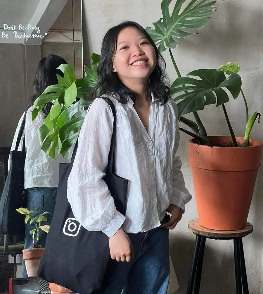 Tác giả ở nơi làm việc của mình. Ảnh: NVCC