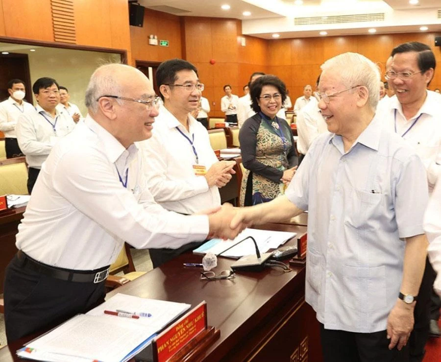Tổng bí thư Nguyễn Phú Trọng với các đồng chí Ban Thường vụ Thành ủy và lãnh đạochủ chốt TP.HCM. Ảnh: TTXVN