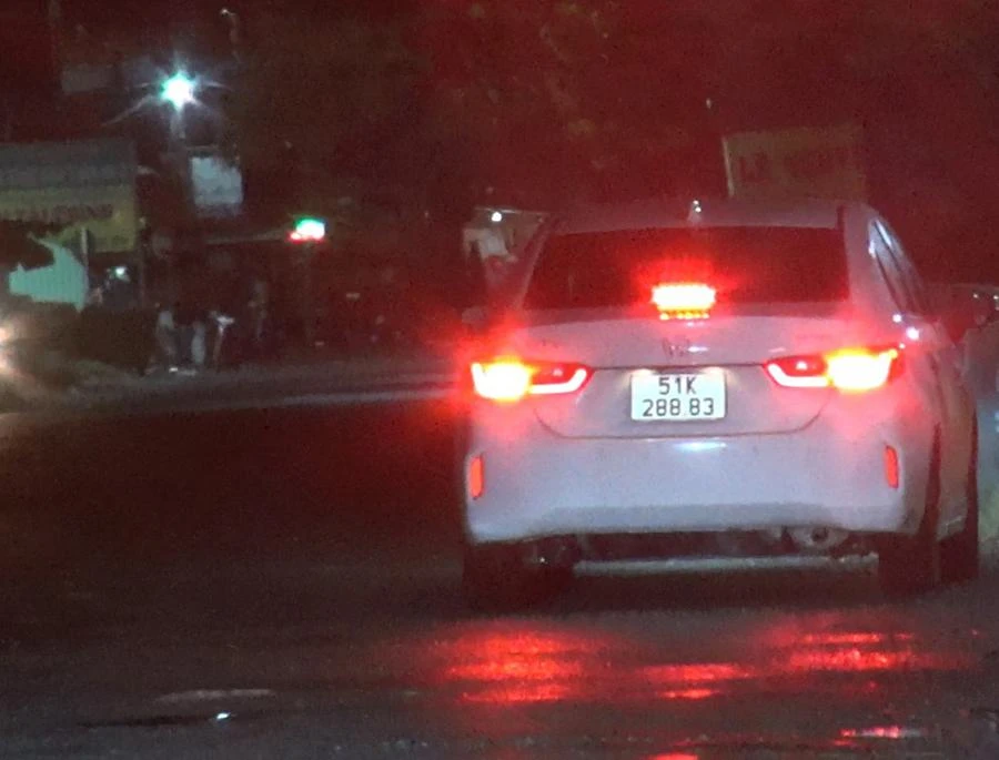 Ô tô chở người vượt biên đi trên tỉnh lộ 838 thuộc địa phận huyện Đức Huệ, Long An.