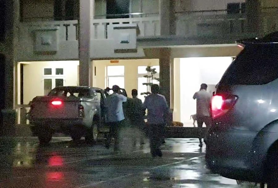 Nhóm người tổ chức đưa người vượt biên được đưa về Đồn biên phòng cửa khẩu Mỹ Quý Tây tối 20-9.