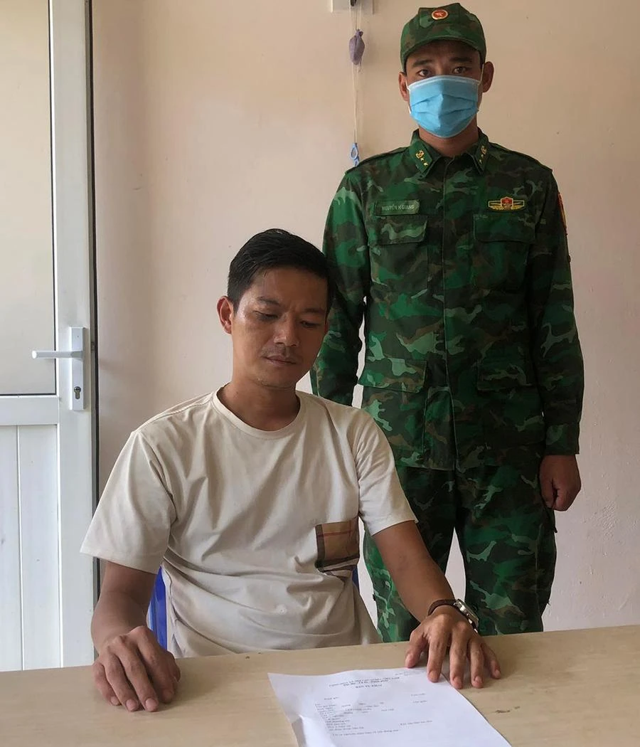 Bùi Hoàng Hiệp (35 tuổi, quê Sóc Trăng) tại Đồn biên phòng cửa khẩu Mỹ Quý Tây, huyện Đức Huệ, Long An. Ảnh: NHÓM PV
