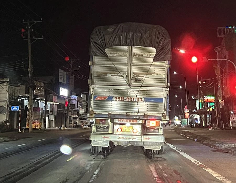 Xe 49H-001.24 chở quá nặng, phải bơm nước làm mát lốp tạo thành một vệt nước liền mạch trên quốc lộ và khi vào địa phận tỉnh Lâm Đồng thì bị CSGT kiểm tra. Ảnh: VÕ TÙNG - TỰ SANG