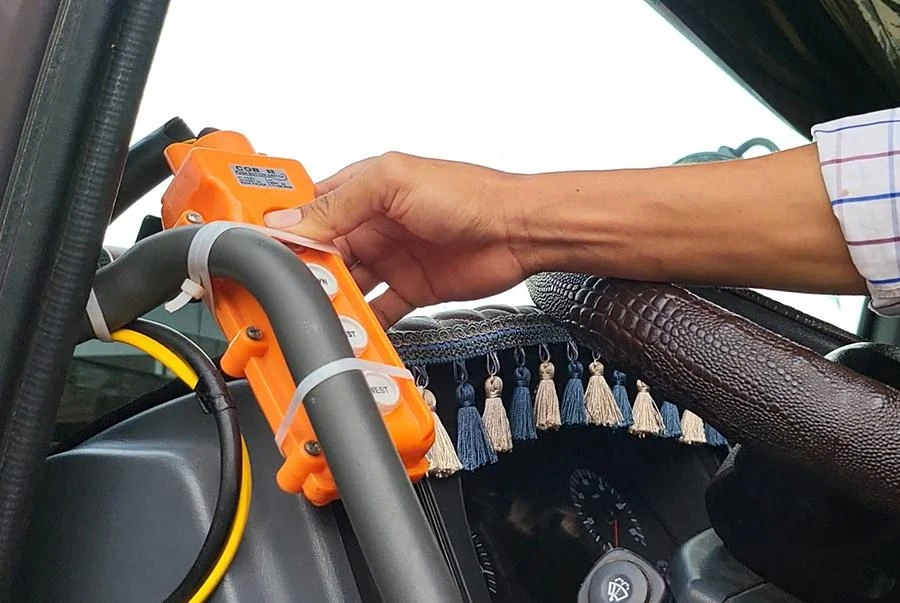 Bộ điều khiển phần cơi thùng thủy lực đặt trong cabin xe.