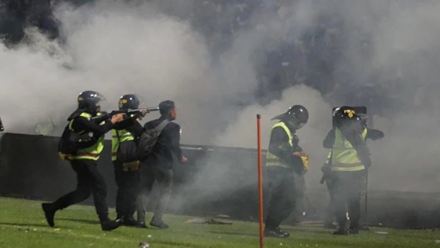 Cảnh sát phản ứng nhanh bằng những loạt súng hơi cay bắn vào đám đông, cảnh hỗn loạn giẫm đạp.