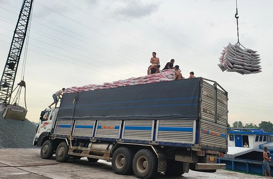 Xe tải 49H-001.24 được các công nhân xếp quá tải 276,43% chạy trót lọt qua địa bàn tỉnh Đồng Nai. Ảnh: V.TÙNG - T.SANG