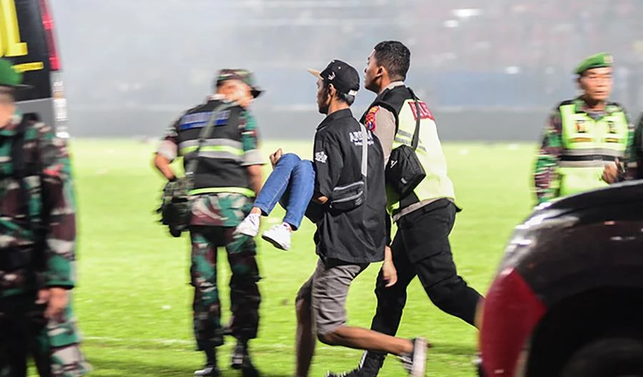 Một trẻ em trong vụ giẫm đạp trên sân Kanjuruhan được cấp cứu. Ảnh: BOLA