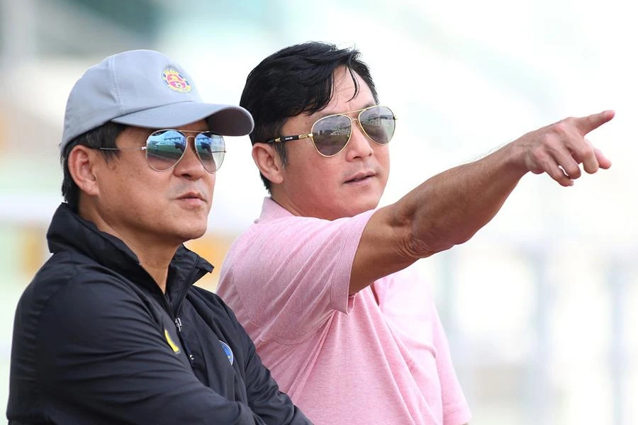 Ông Vũ Tiến Thành và HLV Lê Huỳnh Đức. Ảnh: CTV