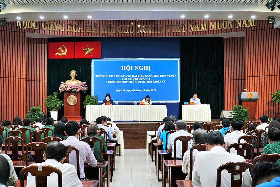 Toàn cảnh hội nghị tiếp xúc cử tri quận 12. Ảnh: BẢO PHƯƠNG