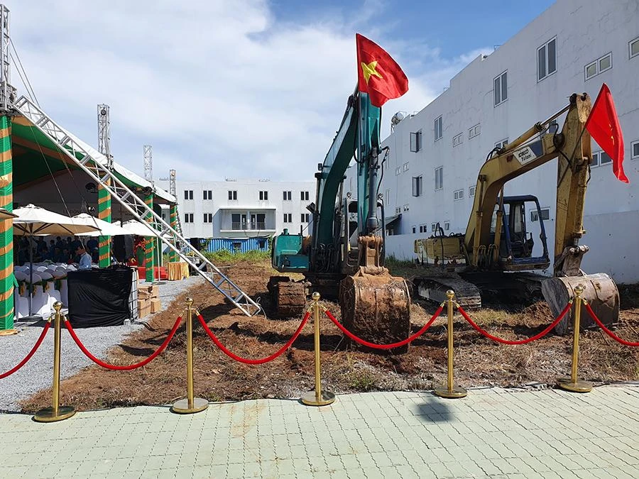 Hình ảnh trong lễ động thổ dự án nhà ở xã hội Dragon E-Home. Ảnh: KIÊN CƯỜNG Hình ảnh trong lễ động thổ dự án nhà ở xã hội Dragon E-Home. Ảnh: KIÊN CƯỜNG