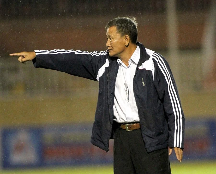 Cựu tiền đạo Công nhân Nghĩa Bình Nguyễn Ngọc Thiện khi tham gia công tác huấn luyện trẻ tỉnh Bình Định. Ảnh: ANH HÒA