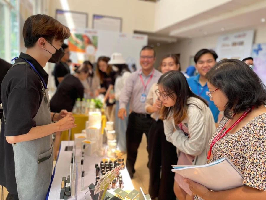 Những dự án của sinh viên thu hút sự quan tâm của nhiều quan khách, chuyên gia, doanh nghiệp. Ảnh: PHẠM ANH