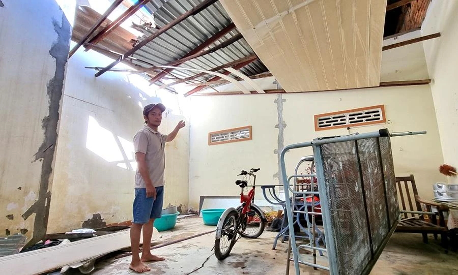 Nhà người dân bị xuống cấp sau nhiều năm hư hỏng do bị ảnh hưởng của công trình đập hạ lưu sông Dinh. Ảnh: HH