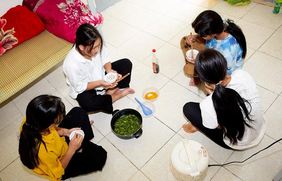 Bữa cơm với nước mắm, hoa gừng của các em học sinh.. Ảnh: ĐẶNG TRUNG