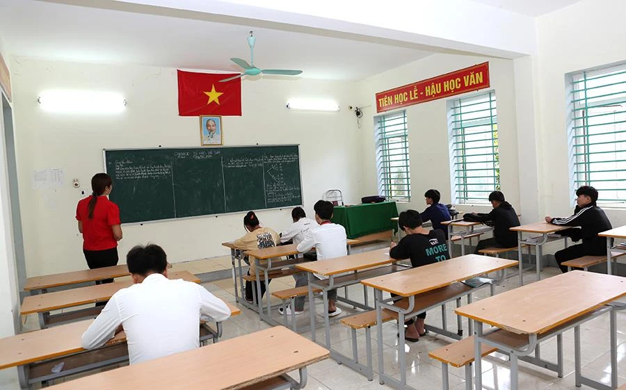 Nhiều bàn còn trống trong lớp học tám học sinh lớp 10. Ảnh: ĐẶNG TRUNG