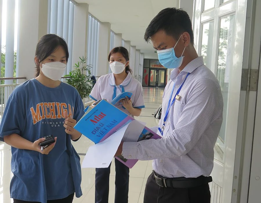 Thí sinh tham dự kỳ thi đánh giá năng lực năm 2022 do ĐH Quốc gia TP.HCM tổ chức. Ảnh: PHẠM ANH