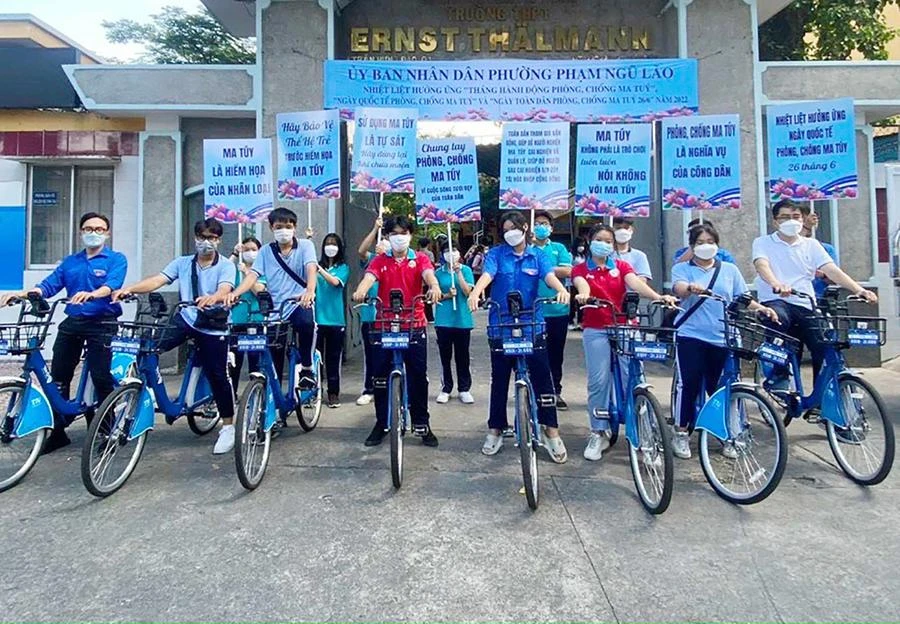 Đoàn phường phối hợp tuyên truyền tác hại của ma túy tại các tuyến đường trên địa bàn. Ảnh: AT