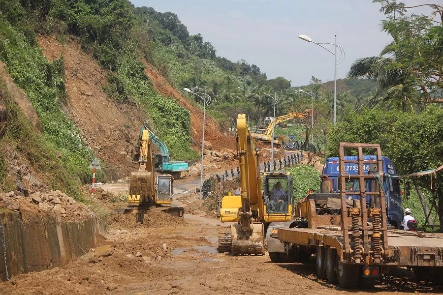 Lực lượng chức năng khắc phục sạt lở ở bán đảo Sơn Trà. Ảnh: NGÔ QUANG