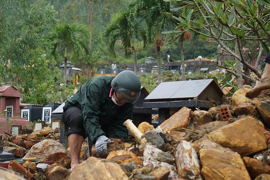Người dân lên nghĩa trang Hòa Sơn tìm kiếm mộ người thân. Ảnh: TẤN VIỆT