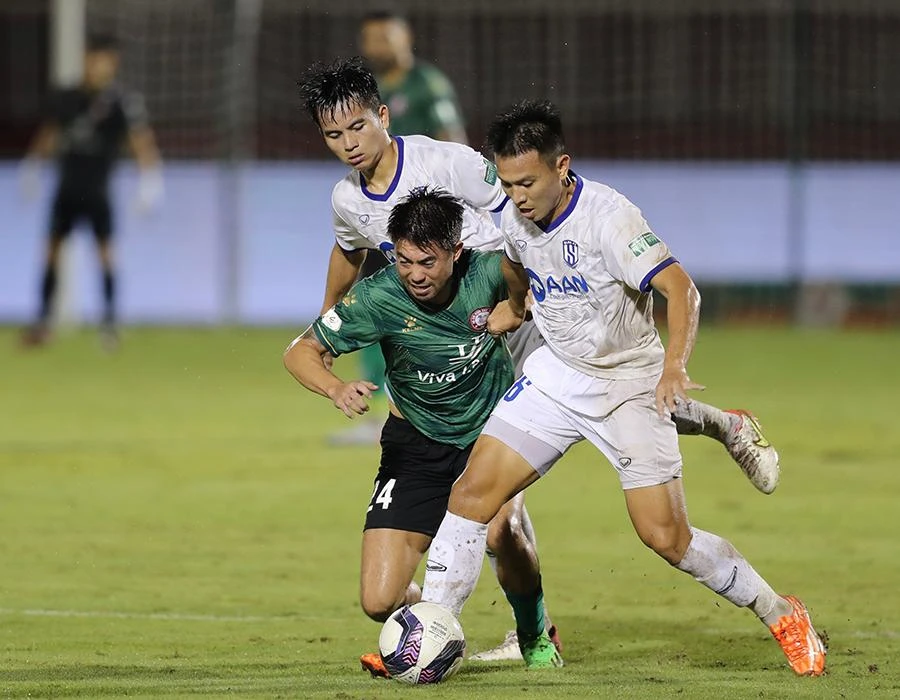 CLB TP.HCM đang lặn ngụp ở đáy bảng và chỉ cách các đội tranh chấp trực tiếp hiệu số bàn thắng bại và 1 điểm. Ảnh: ANH PHƯƠNG