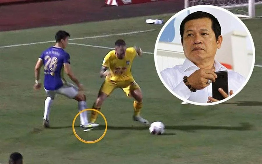 Trưởng Ban trọng tài Dương Văn Hiền (ảnh nhỏ) và trọng tài FIFA Ngô Duy Lân trong trận tước của HA Gia Lai quả 11 m và lợi thế hơn người. Ảnh: CTV