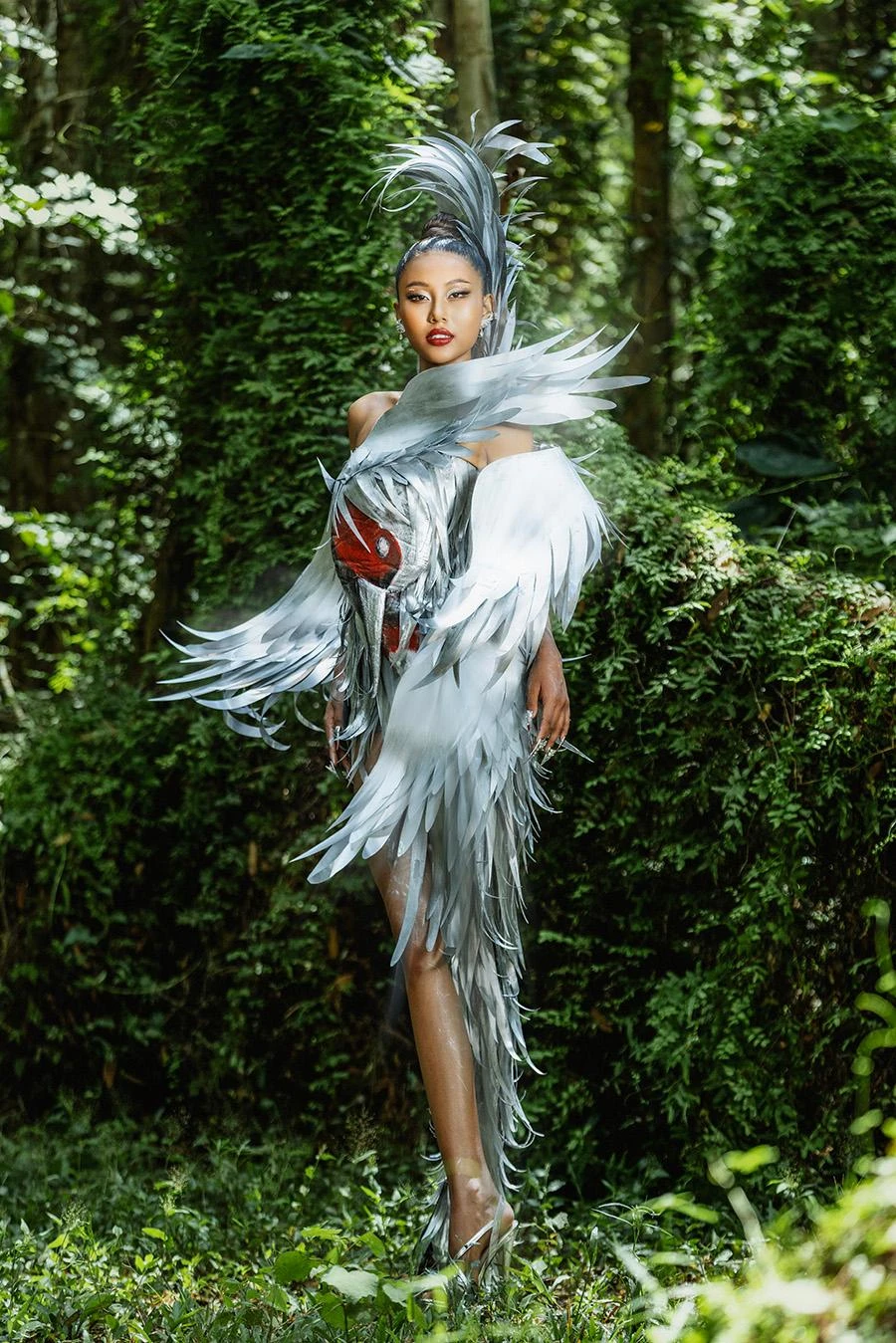 Thạch Thu Thảo trong trang phục chủ đề “Fauna” của nhà thiết kế Nguyễn Tiến Truyển được lấy cảm hứng từ loài sếu đầu đỏ. Ảnh: NVCC