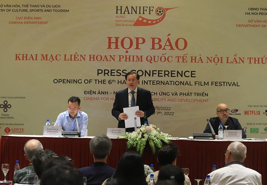 Thứ trưởng Bộ VH-TT&amp;DL Tạ Quang Đông thông tin về liên hoan phim tại buổi họp báo. Ảnh: V.THỊNH