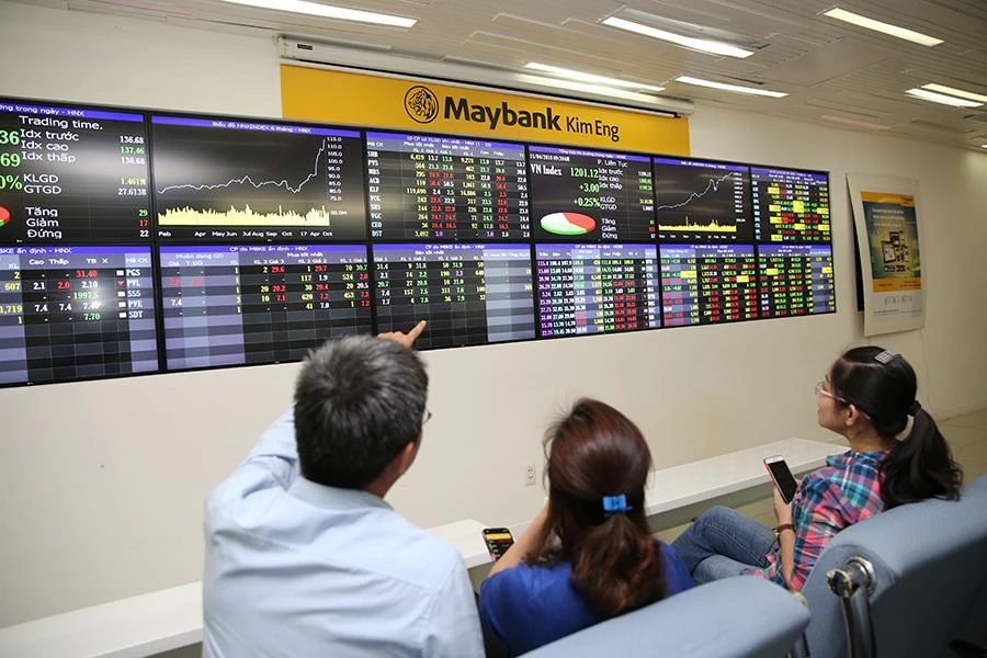 Các chuyên gia khuyến nghị nhà đầu tư chứng khoán cần hết sức bình tĩnh, không nên rơi vào vòng xoáy bán lấy được. Ảnh: HOÀNG GIANG