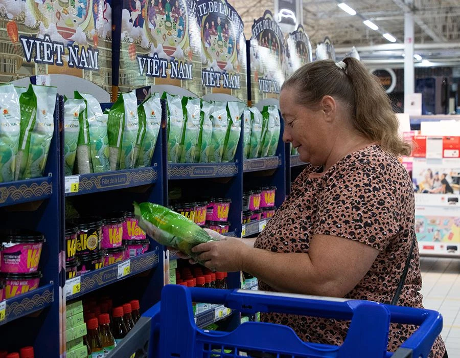Việt Nam nên gấp rút đẩy mạnh việc làm “căn cước gen” để bảo vệ lúa gạo, nông sản. Trong ảnh: Gạo Việt Nam tại một siêu thị ở Pháp. Ảnh: QH