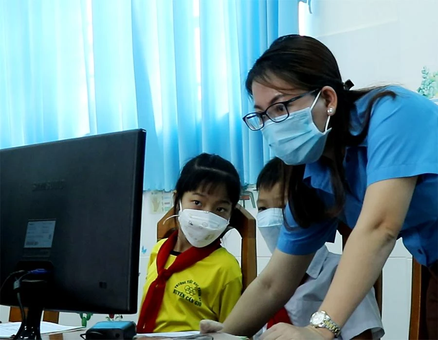 Bậc tiểu học, các trường khan hiếm giáo viên tiếng Anh, tin học. Trong ảnh: Cô trò Trường Tiểu học Thạnh An, huyện Cần Giờ trong một giờ học tin học. Ảnh: HB