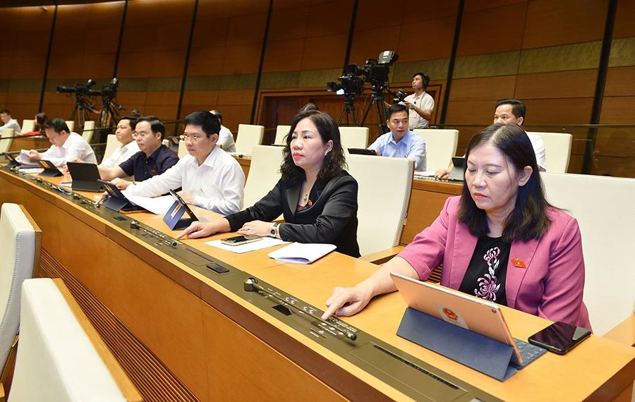 Các đại biểu Quốc hội bấm nút thông qua luật sáng 14-11. Ảnh: QH