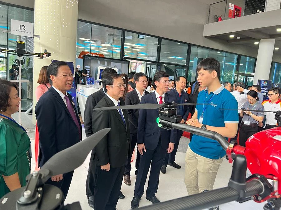 Chủ tịch UBND TP.HCM Phan Văn Mãi xem các sản phẩm sản xuất tại SHTP tại lễ kỷ niệm 20 năm thành lập Khu công nghệ cao TP.HCM, ngày 29-10. Ảnh: HOÀNG QUÂN